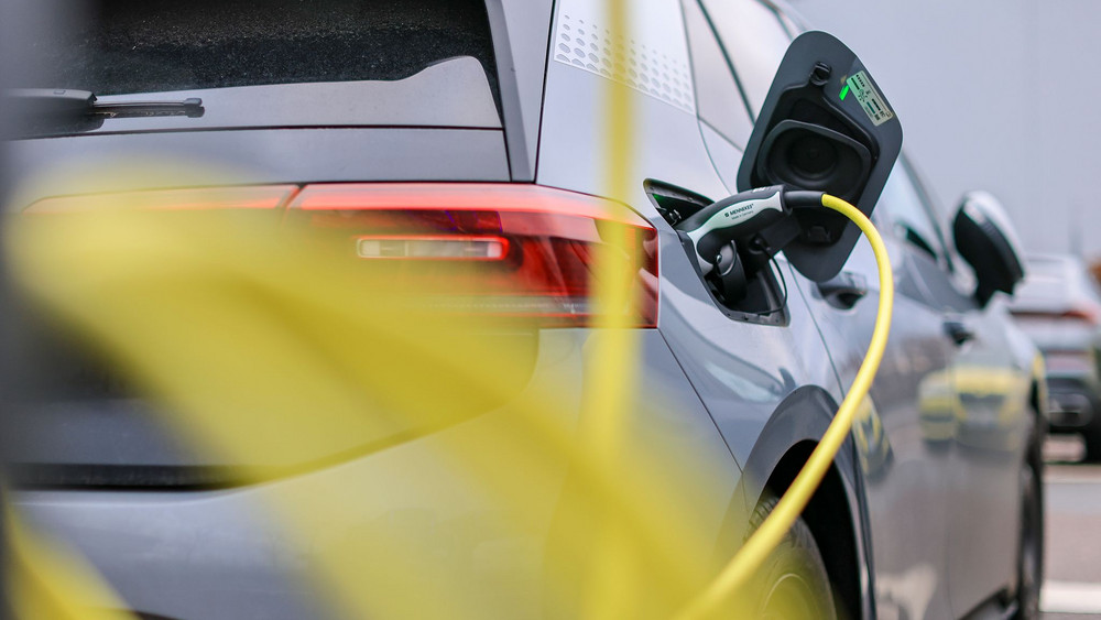 Elektroauto lädt an Ladesäule