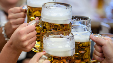 Bis zu 4.000 Euro: Netflix sucht Komparsen für Wiesn-Dreh