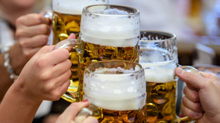 Bis zu 4.000 Euro: Netflix sucht Komparsen für Wiesn-Dreh