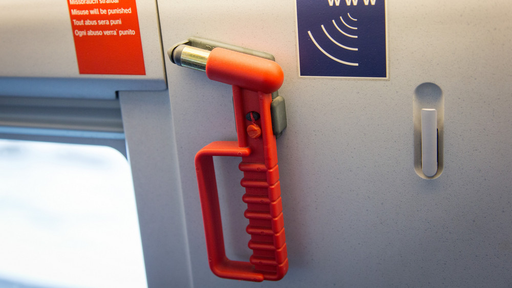 Mit solch einem Nothammer hat ein junger Mann in Gießen mehrere Scheiben und Vitrinen eingeschlagen (Symbolbild). 