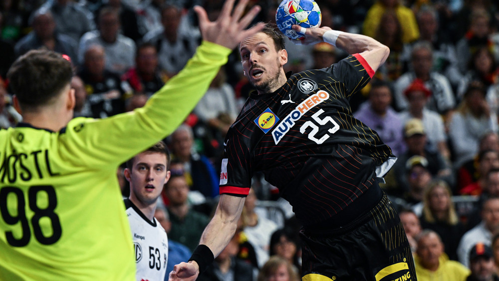 Das DHB-Team um Kai Häfner (mit Ball) kam im zweiten Hauptrundenspiel bei der Handball-EM gegen Österreich nicht über ein 22:22 hinaus.