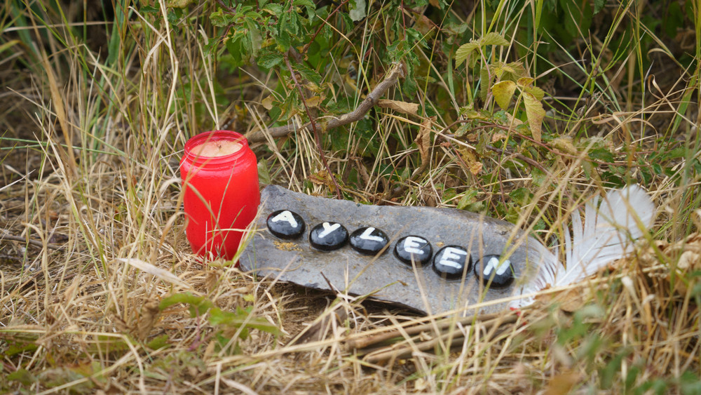 Gedenksteine für die 14-jährige Ayleen am Teufelsee in Echzell. Hier hat der Täter die Leiche des Mädchens abgelegt.