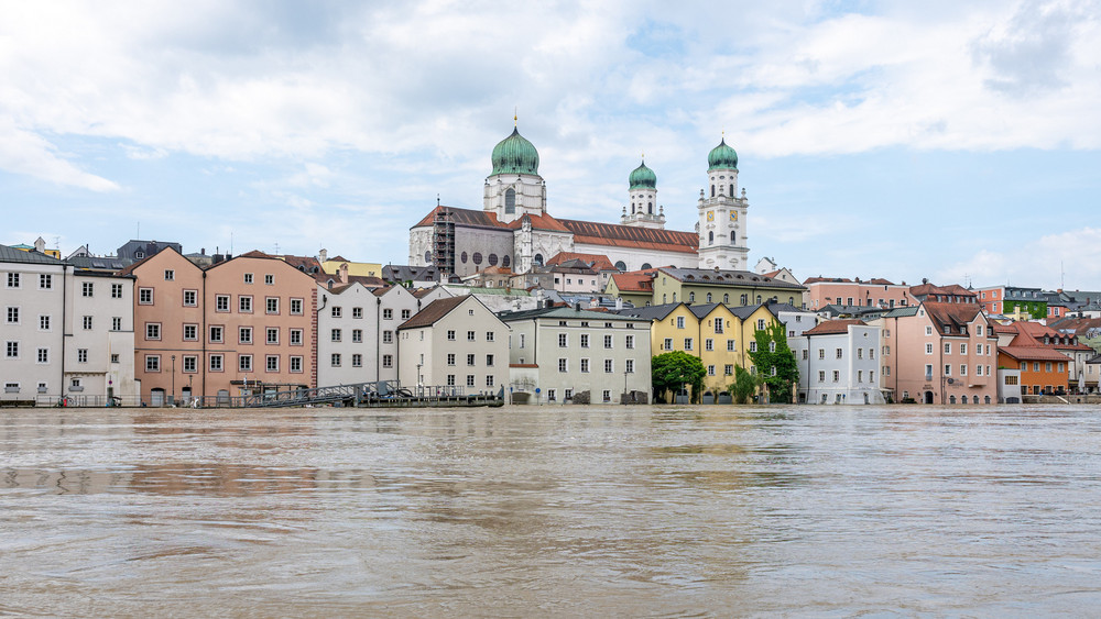 Anfang Juni überschwemmten die Donau und ihre Zuflüsse zahlreiche Gemeinden in Süddeutschland - so wie hier in Passau. Das ist nur ein kleiner Teil des weltweiten Bilds (Archivbild).