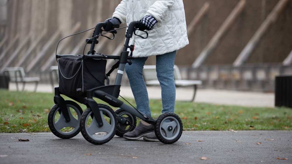 In Kassel wäre eine Seniorin fast von einem LKW überfahren worden (Symbolbild). 