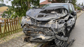Zwei Schwerverletzte: Auto rast in Wald-Michelbach in Wohnhaus