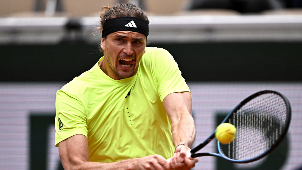 Alexander Zverev gewinnt seinen French Open-Auftakt in drei Sätzen.