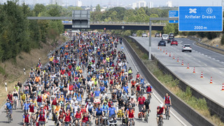 Tausende Fahrradfahrer demonstrieren für Verkehrswende in Hessen