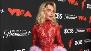 MTV VMAs: Sabrina Carpenter begeistert in durchsichtigem Kleid