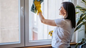 Multimillionär (81) vererbt Ex-Putzfrau 48-Millionen-Vermögen – Sohn tobt und klagt