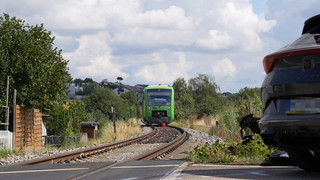 Autofahrer übersieht heranfahrenden Zug – Insassen kommen glimpflich davon