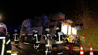 Taunusstein: Lkw mit Kran bleibt an Brücke hängen
