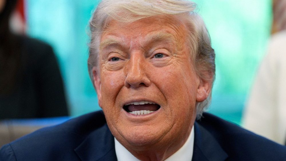 US-Präsident Trump spricht mit Reportern im Oval Office