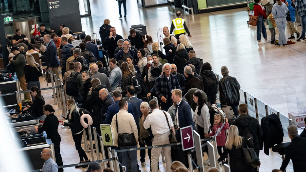 Passagiere müssen am Flughafen BER Geduld mitbringen. (Archivbild)