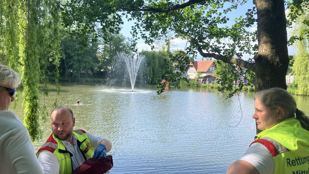 Die Feuerwehr in Alsfeld hat einen zehnjährigen Nichtschwimmer aus dem Erlenteich gerettet.
