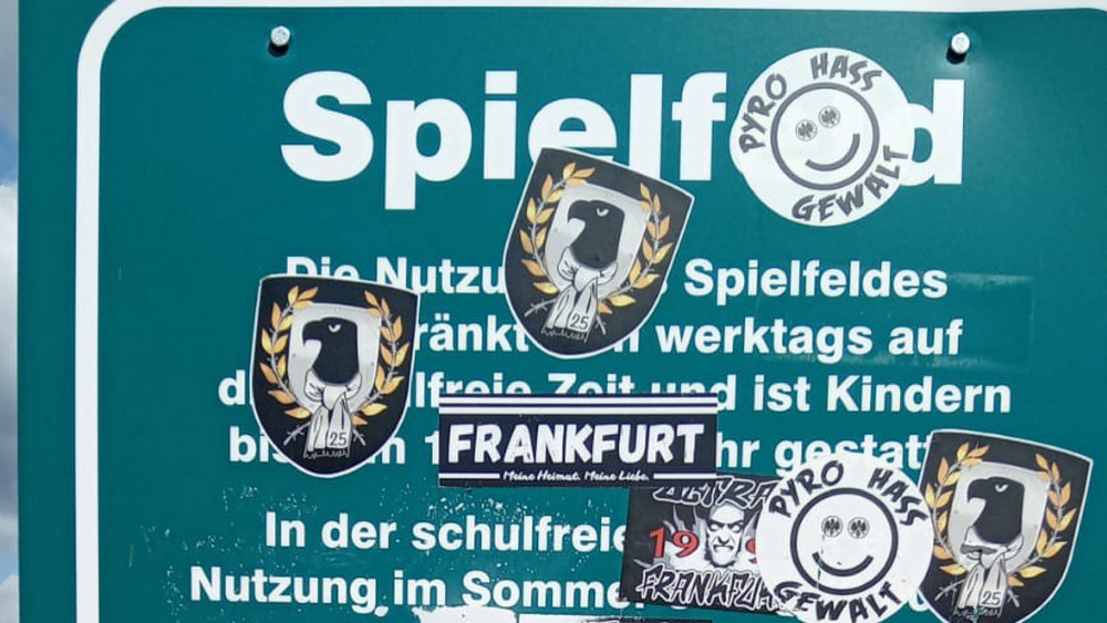 Alles zugeklebt: Ein Schild, das die Gemeinde als Beispiel fotografiert hat. 