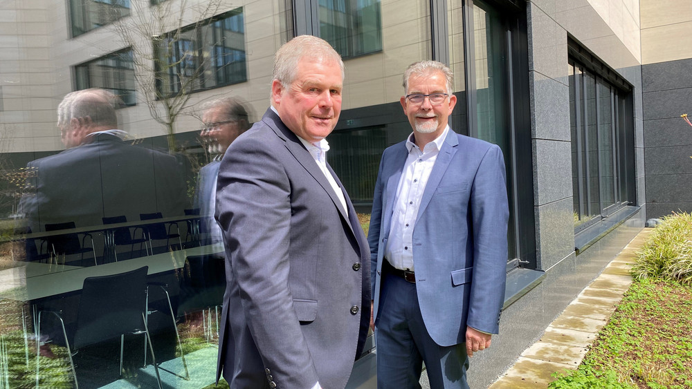 Klaus Moll, Bereichsleiter Energiewirtschaft der RhönEnergie (links) und Martin Heun von der Geschäftsführung der RhönEnergie haben bei einer Pressekonferenz ein Zwischenfazit zur Energiekrise und zur Strompreisbremse gezogen. 