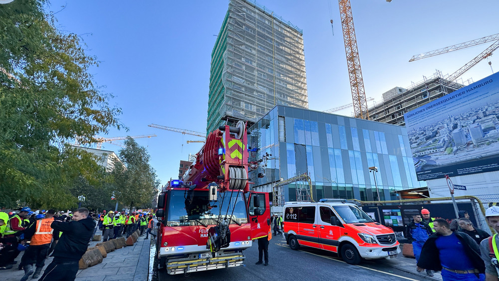 Auf einer Baustelle in der Hamburger HafenCity sind am Montag mehrere Arbeiter von einem Gerüst gestürzt. Fünf seien gestorben, sagte ein Feuerwehrsprecher.