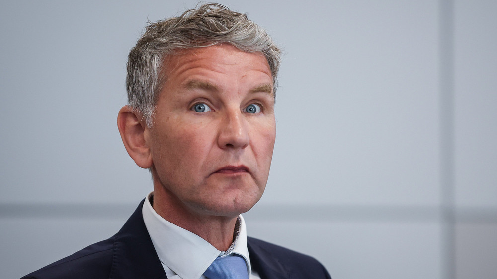 Höcke verzieht das Gesicht.