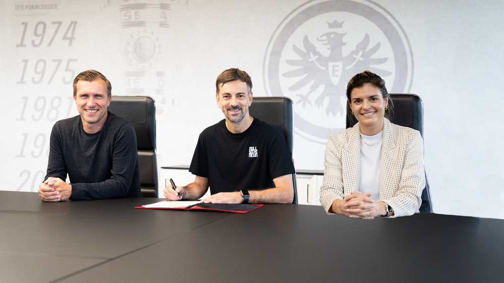 Niko Arnautis während der Vertragsunterschrift mit Vorstandsmitglied Markus Krösche und technischer Direktorin Katharina Kiel