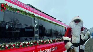 Auf Linie RB 4: Nikolaus verteilt im Zug Überraschung
