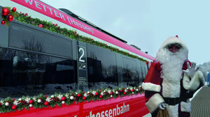 Auf Linie RB 4: Nikolaus verteilt im Zug Überraschung