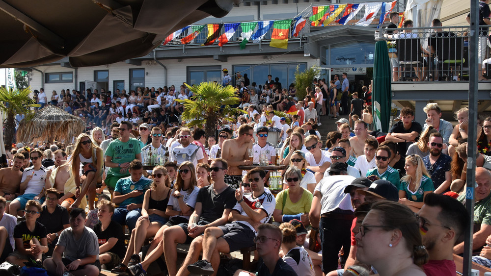 2018 waren zahlreiche Sportfans bei bestem Wetter zum Public Viewing im Hot Sport Seepark in Niederweimar.
