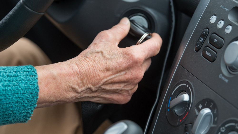 Ist es ab einem gewissen Alter riskant ein Auto zu fahren? Die Europäische Kommission will zukünftig die Fahrtauglichkeit von über 70 Jährigen überprüfen (Symbolbild)