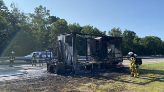 B9 bei Speyer: LKW-Anhänger abgebrannt