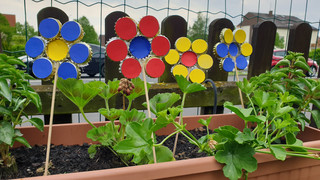 Upcycling-Bastelei: Kronkorken-Blumenstecker