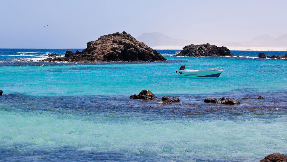 Urlaub auf Fuerteventura: Felsen ragen aus dem blauen Meer