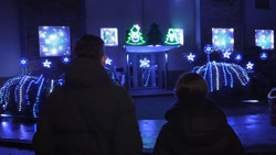 Ein Knopf – und Köln steht im Weihnachtsglanz: Buzzer-Weihnachtshaus wird zum Hit