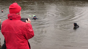 Alljährliche Tradition: Silvesterschwimmern im eiskalten Weser-Wasser