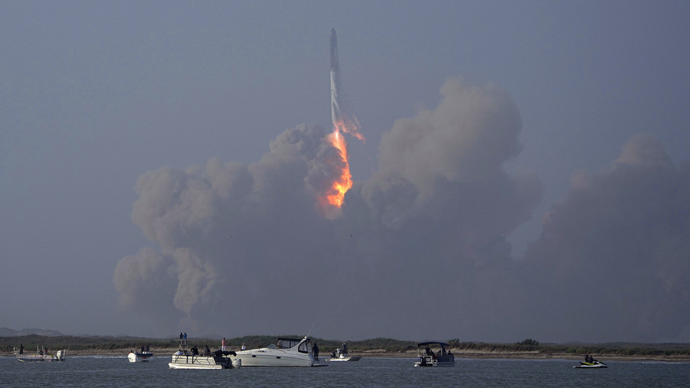 Das Raumschiff von SpaceX startet von der Starbase in Boca Chica. Der erste Testflug des bisher längsten jemals gebauten Raketensystems «Starship» ist wenige Minuten nach dem Start mit einem ungeplanten Auseinanderbrechen zu Ende gegangen.