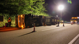 Lkw mit Obst und Gemüse auf Autobahn umgekippt