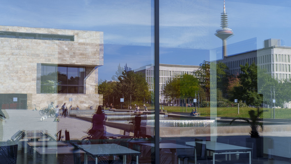 Ein Blick durch die Glasfront auf den Campus Westend in Frankfurt.