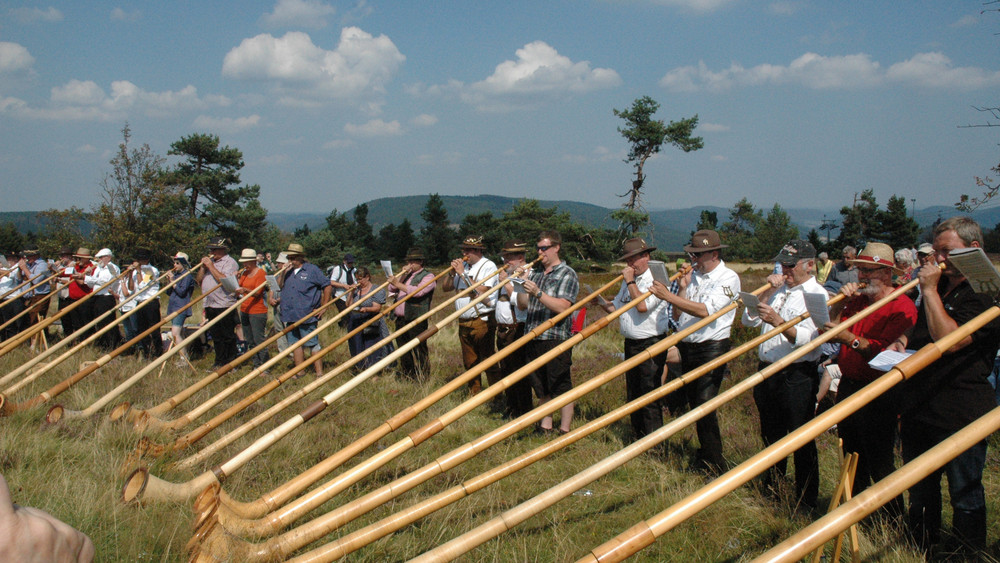 Dutzende Alphornbläser sorgen am Sonntag wieder für eine besondere Stimmung in Willingen (Archivbild). 