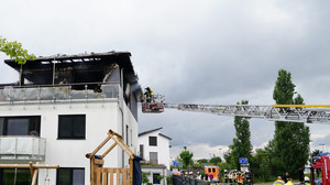 Feuer in Lohfelden: Dachstuhl von Mehrfamilienhaus brennt komplett aus