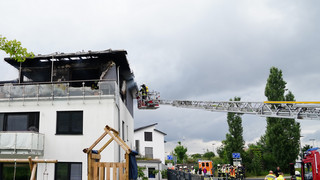 Feuer in Lohfelden: Dachstuhl von Mehrfamilienhaus brennt komplett aus