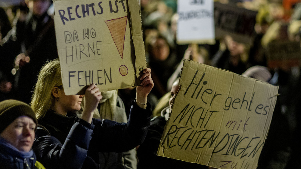 Erneut gehen tausende Menschen gegen Rechts auf die Straßen - diesmal in Wiesbaden