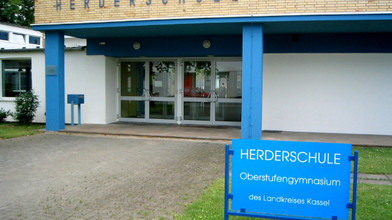 Streit wegen Kirschbaum: Herderschule wartet auf Sporthalle