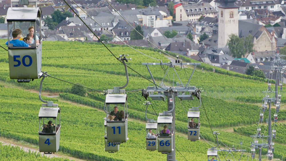 Ein Zeuge beobachtete, wie ein Mann mit einem Messer in eine Seilbahn stieg und alarmierte die Polizei