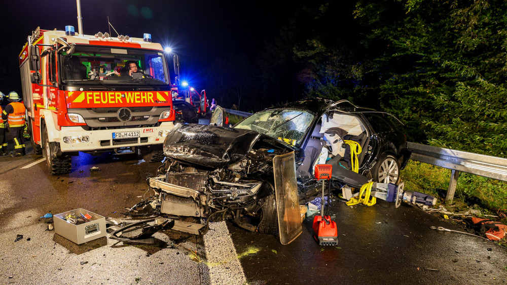 Ein Ehepaar stirbt nach einem Unfall auf der A7 - vier weitere Menschen werden schwer verletzt, darunter zwei Kinder.