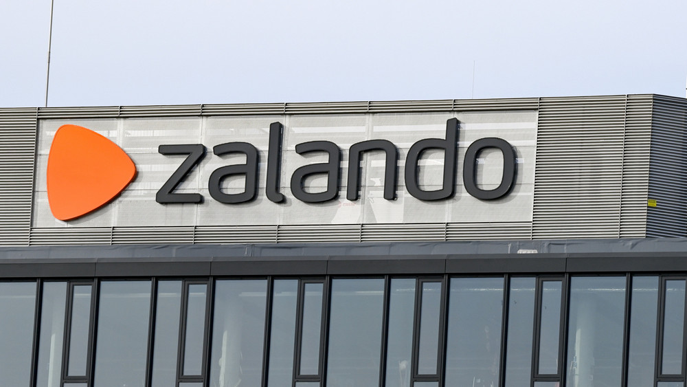 Arg gebeutelt derzeit: Der Online-Modehändler Zalando. Jetzt verschiebt er ein geplantes Großprojekt am Alten Flughafen in Gießen 