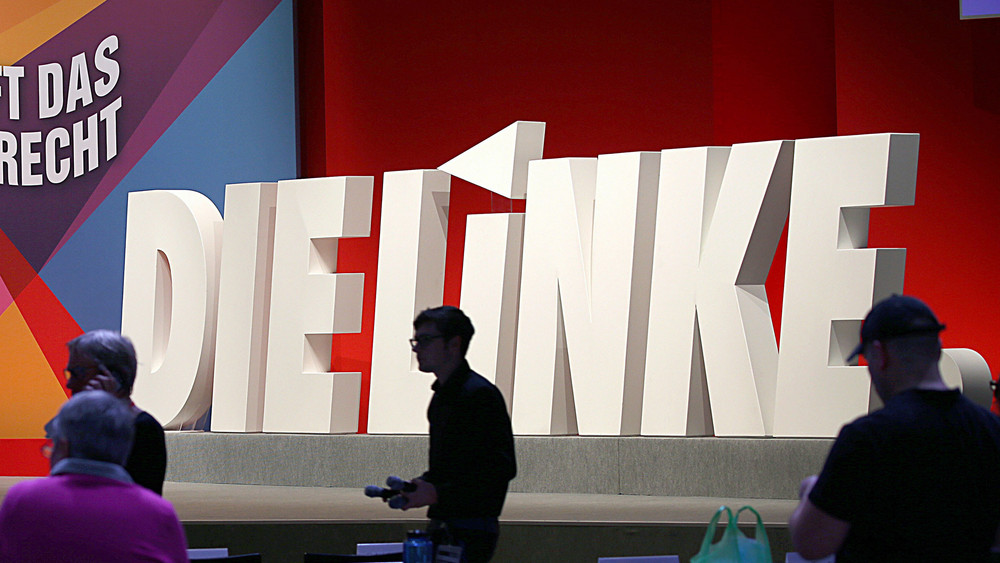 Das Logo von "Die Linke" auf einer Bühne