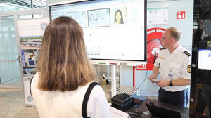 Fingerabdrücke und Passbilder: Digitale Erfassung an bayerischen Flughäfen