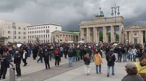 Bollerwagen, Demo und Hagel – ein Vatertag voller Gegensätze