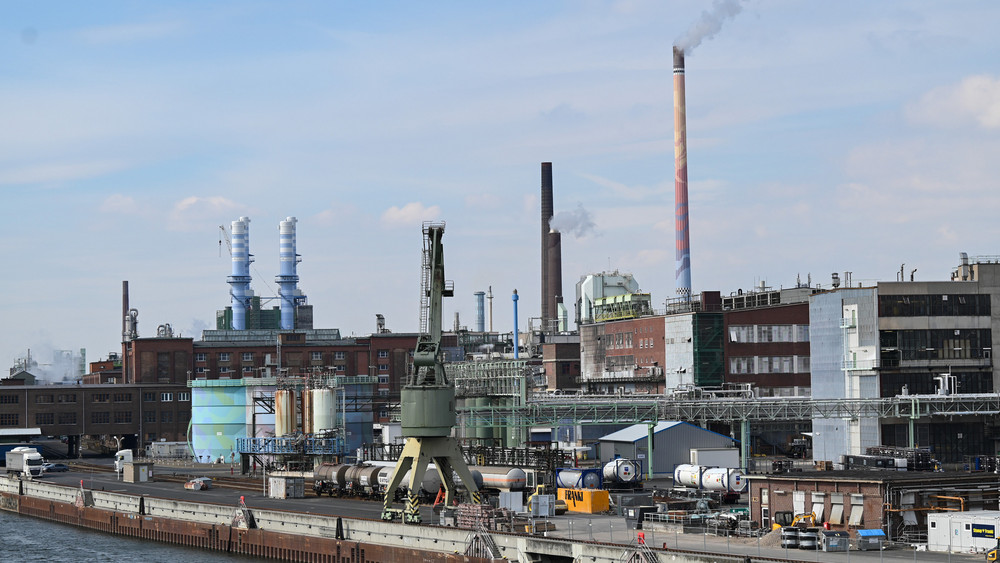 Chemieanlagen sind von der Leunabrücke aus im Industriepark Höchst zu sehen.