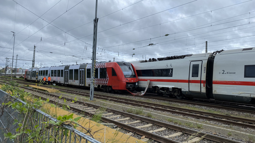 Im Wormser Hauptbahnhof ist eine Regionalbahn mit einem ICE zusammengestoßen. Mehrere Waggons entgleisten.
