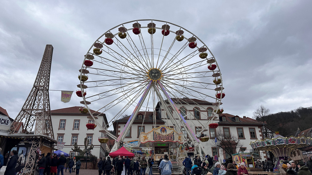 Das Riesenrad auf dem Obermarkt ist eins der Highlights beim Barbarossamarkt in Gelnhausen (Archivbild). 