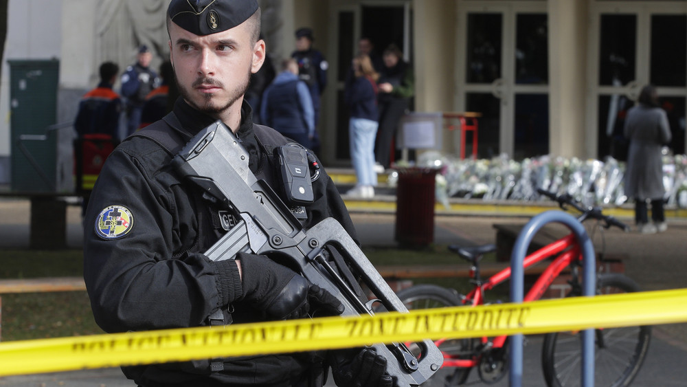 Ein Polizist bewacht den Eingang eines Gymnasiums in Frankreich. In den vergangenen Tagen gab es eine Serie von Bombendrohungen gegen französische Schulen.
